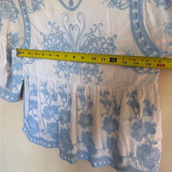 Kindred shirt Women's Medium White Blue Embroidered Blouse Boho Mexican floral - Picture 10 of 12
